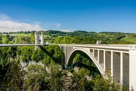 La red de autopistas de Suiza y el procedimiento para la compra de la viñeta 2025